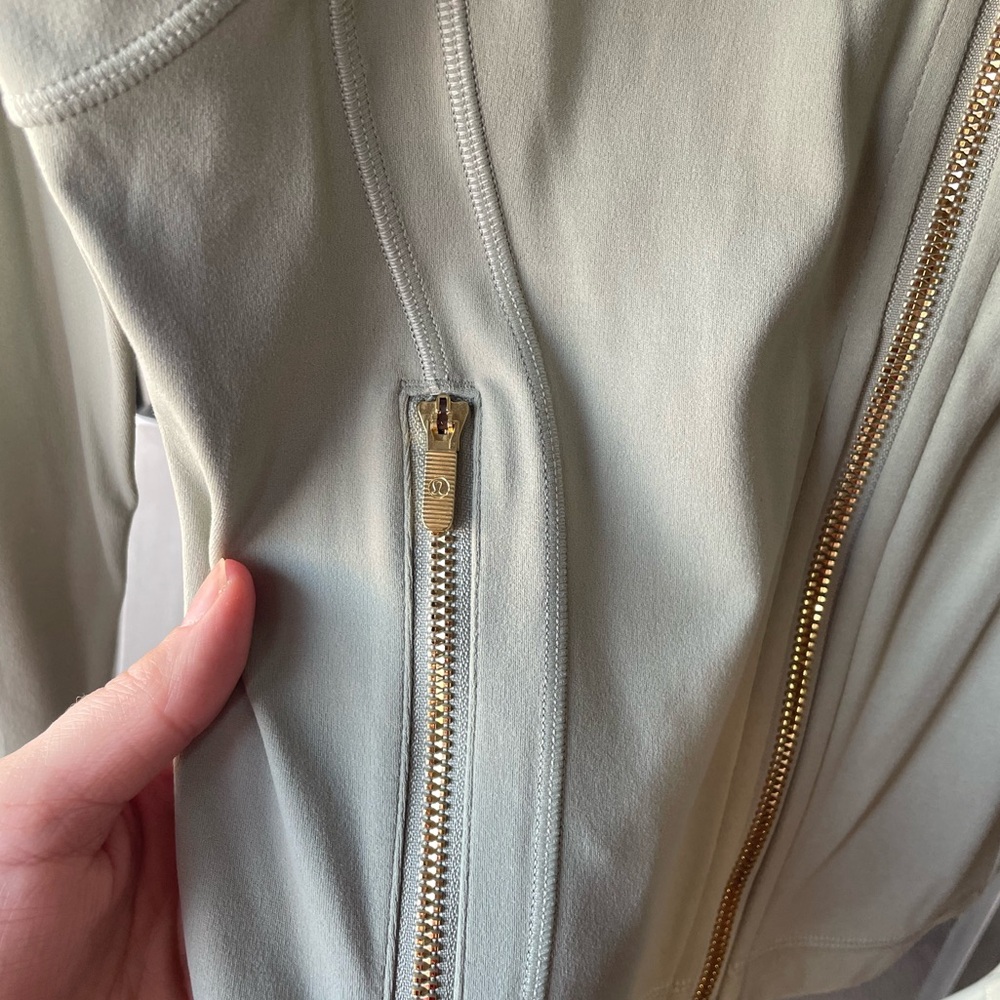 ‼️SOLD‼️lululemon cropped define jacket in fog green with gold zippers - Picture 15 of 17